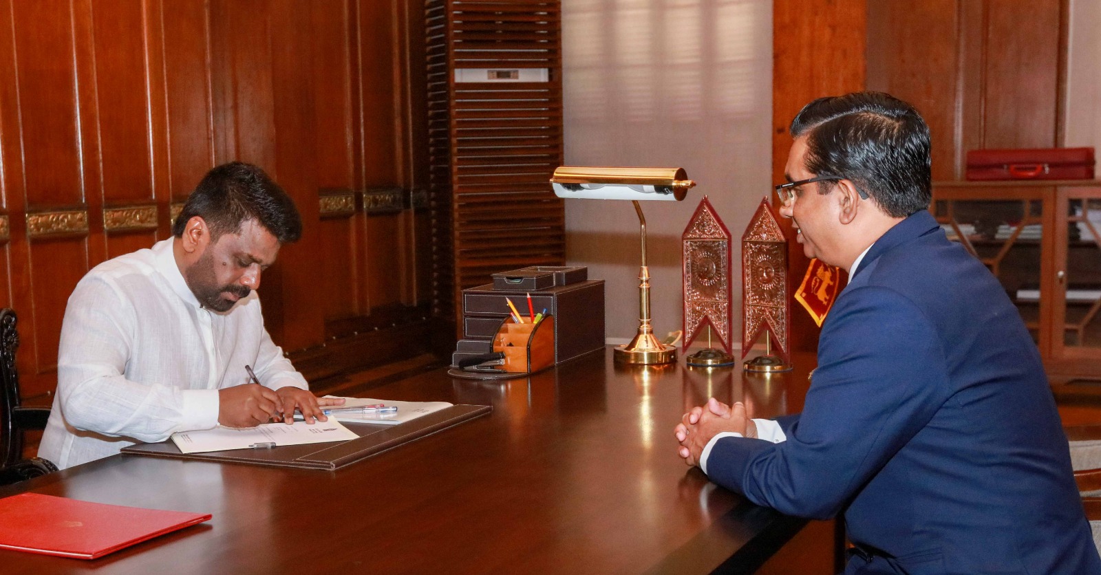ජනාධිපති ලේකම් ආචාර්ය නන්දික සනත් එච් කුමානායක මීට පෙර ශ්රී ලංකා රේගුවේ නියෝජ්ය අධ්යක්ෂවරයා ලෙස සේවය කළ අතර, රේගු දූෂණ හා අඛණ්ඩතාව, ජාත්යන්තර වෙළඳාම සහ සංවර්ධන ආර්ථික විද්යාව වැනි පර්යේෂණ ක්ෂේත්ර කෙරෙහි අවධානය යොමු කර ඇත. ඔහු සංවර්ධන ආර්ථික විද්යාව පිළිබඳ ආචාර්ය උපාධියක් ලබා ඇත. ආචාර්ය කුමානායක 1997 දී ශ්රී ලංකා රේගුවේ සහකාර අධිකාරීවරයෙකු ලෙස රජයේ සේවයට එක් විය. ඔහු මාතර රාහුල විද්යාලයෙන් අධ්යාපනය ලබා කැලණිය විශ්ව විද්යාලයෙන් පළමු පන්තියේ ගෞරව උපාධියක් ලබා ගත්තේය.